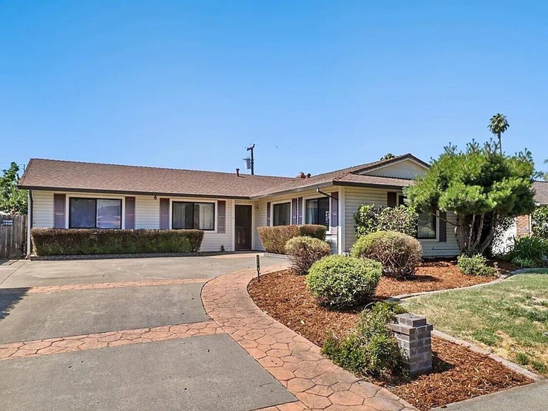 Foto principal - 1218 W El Camino Ave