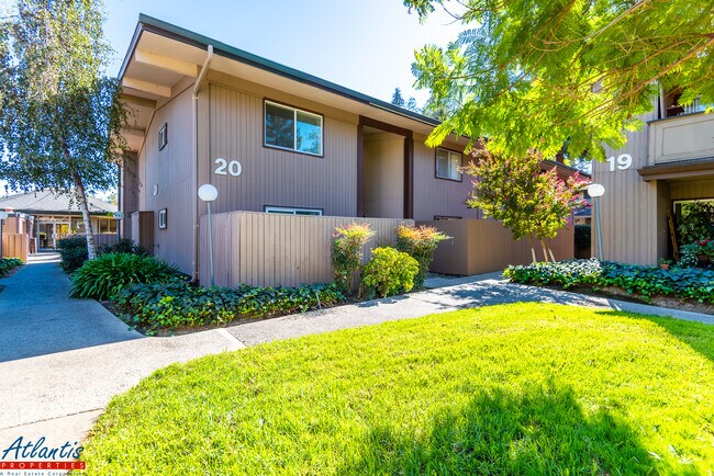 Building Photo - 121 Buckingham Dr