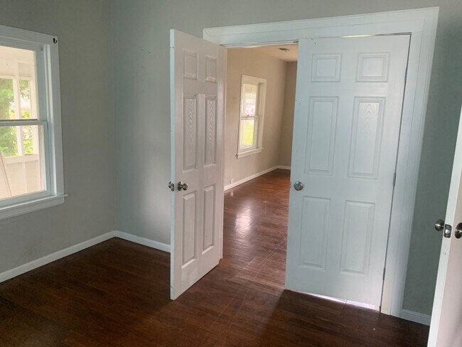 Foto del edificio - LEASETAKEOVER: NO DEPOSIT NEEDED!!!!  Adorable and large 3 bedroom house with screen in Porch! Ap...