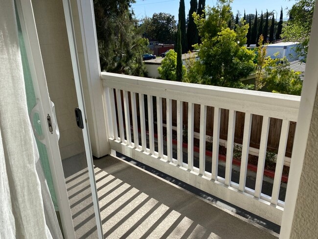Bright balcony facing to the quiet neighborhood - 906 Arietta Dr