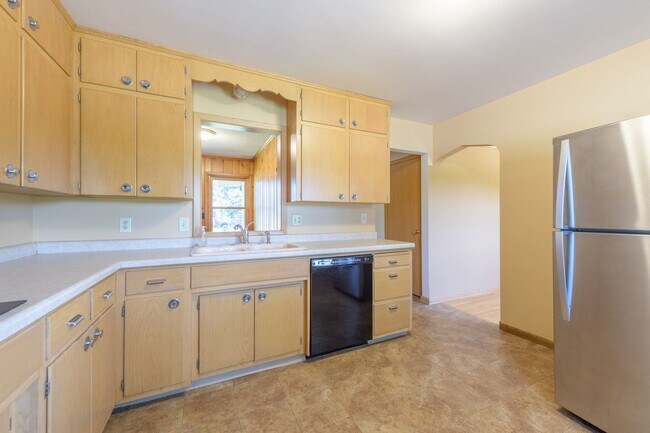 Building Photo - Must see home in mendota heights, huge lot...