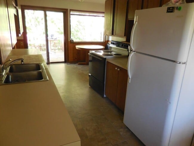 Kitchen - 1820 NE Wheatland Dr