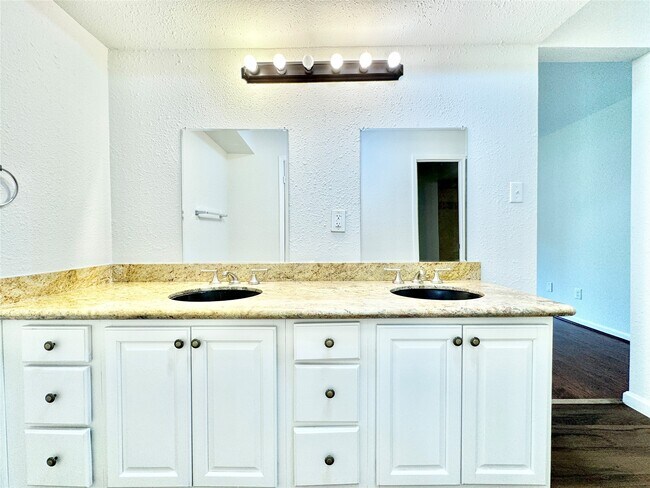 Foto del edificio - 7914 Oakington Dr