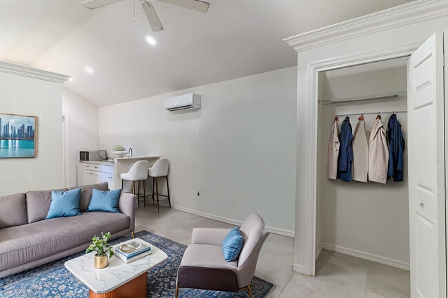 Building Photo - 608 High St