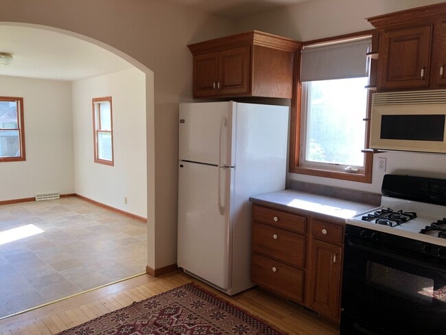 Building Photo - Charming Victorian House located in Lake M...