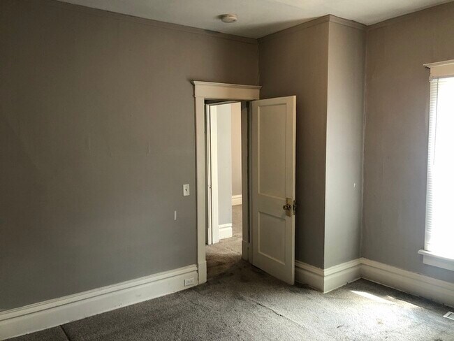 Building Photo - 2 bed/2 full bath apartment near downtown ...