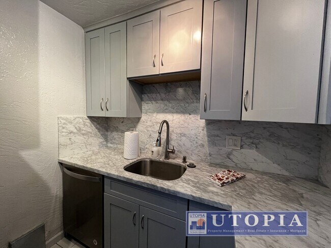 Building Photo - RENT SPECIAL: $500 off first months rent if lease is signed by end of March!! Cozy 2 bedroom, 1 b...