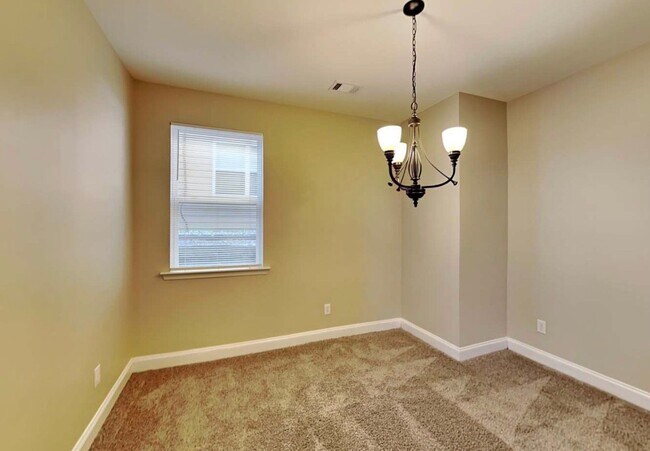 Foto del edificio - 380 Roseglen Dr NW