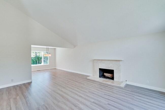 Foto del edificio - $8500-Mountain View  4 bedroom 3 baths in great neighborhood!