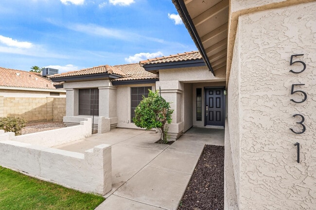 Foto del edificio - 5531 E Elena Ave