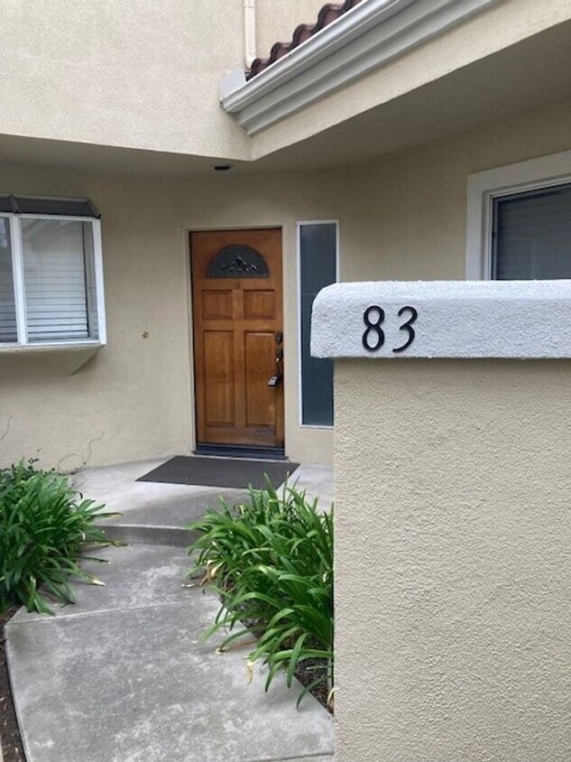 Foto principal - 3 Bedroom 3 Bath Home Located in the gated...
