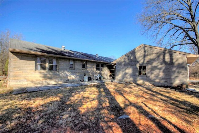 Building Photo - 801 S Eastside Dr