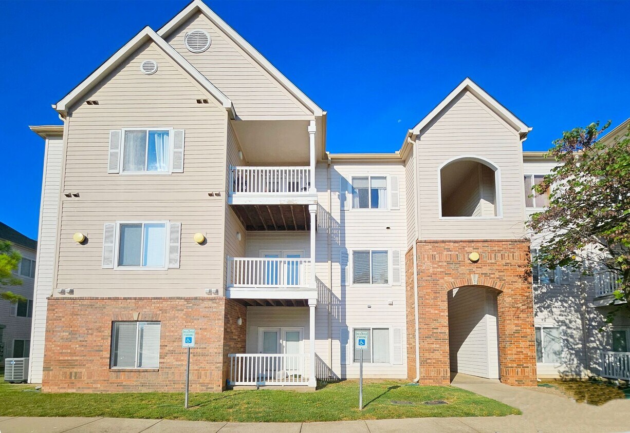 Foto principal - 4 Bedroom/4 Bath Condo Near OU Stadium