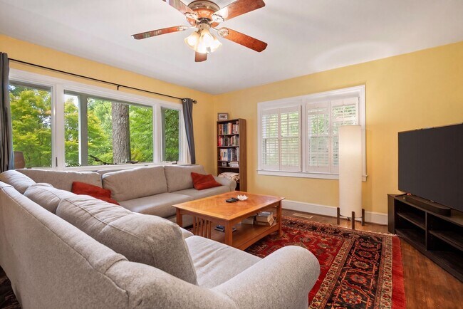 Foto del edificio - Charming Bungalow in Sunset Hills Neighborhood