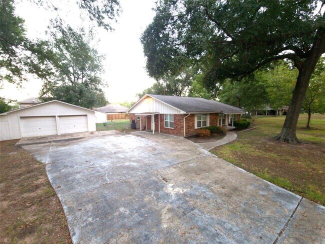 Building Photo - 21810 Roseville Dr