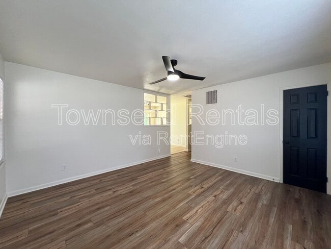 Building Photo - 1319 Camelot Dr