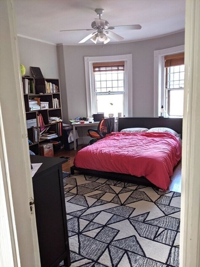 Foto del edificio - 3 bed/1.5 bath with One parking spot included.