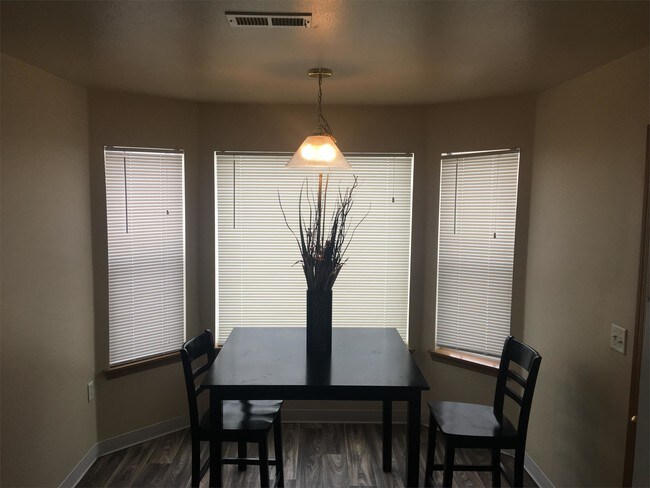 Building Photo - 1805 E Overland Rd