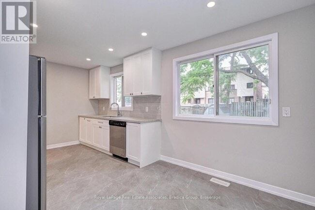Building Photo - 110 Conway Dr