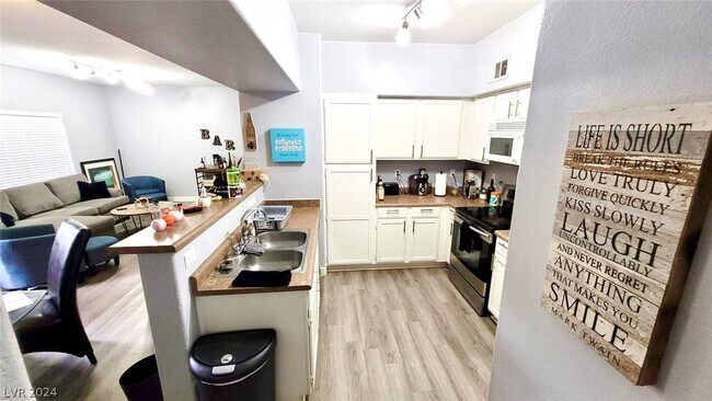 Building Photo - 7255 W Sunset Rd