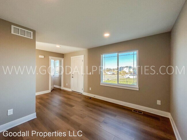 Building Photo - 3 br, 2.5 bath House - 290 NW Morgan Ct