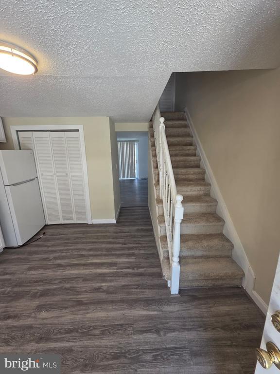 Building Photo - 1835 Village Green Dr