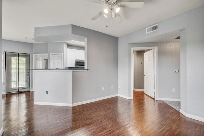 Foto del edificio - 2320 Gracy Farms Ln