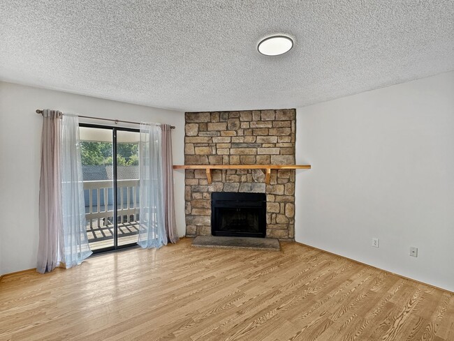 Building Photo - Charming 2-Bedroom Condo in Prime Location...