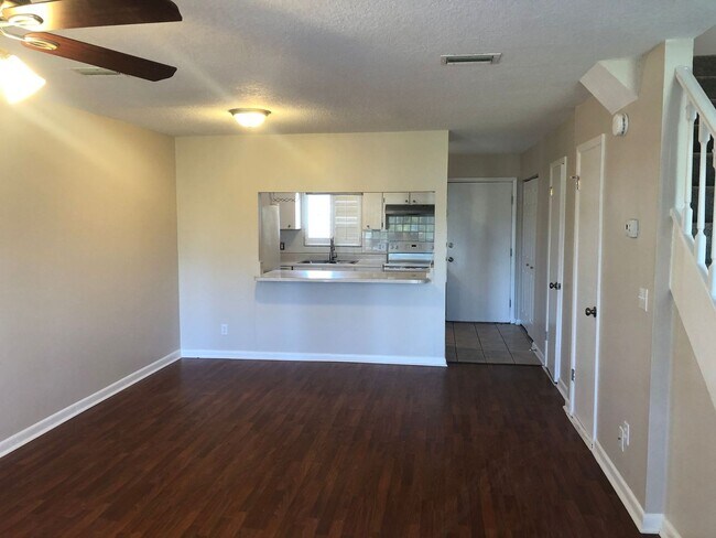 Foto del edificio - 2 Bed 1.5 Bath Condo Located in Jacksonville Beach - Fenced in Yard!