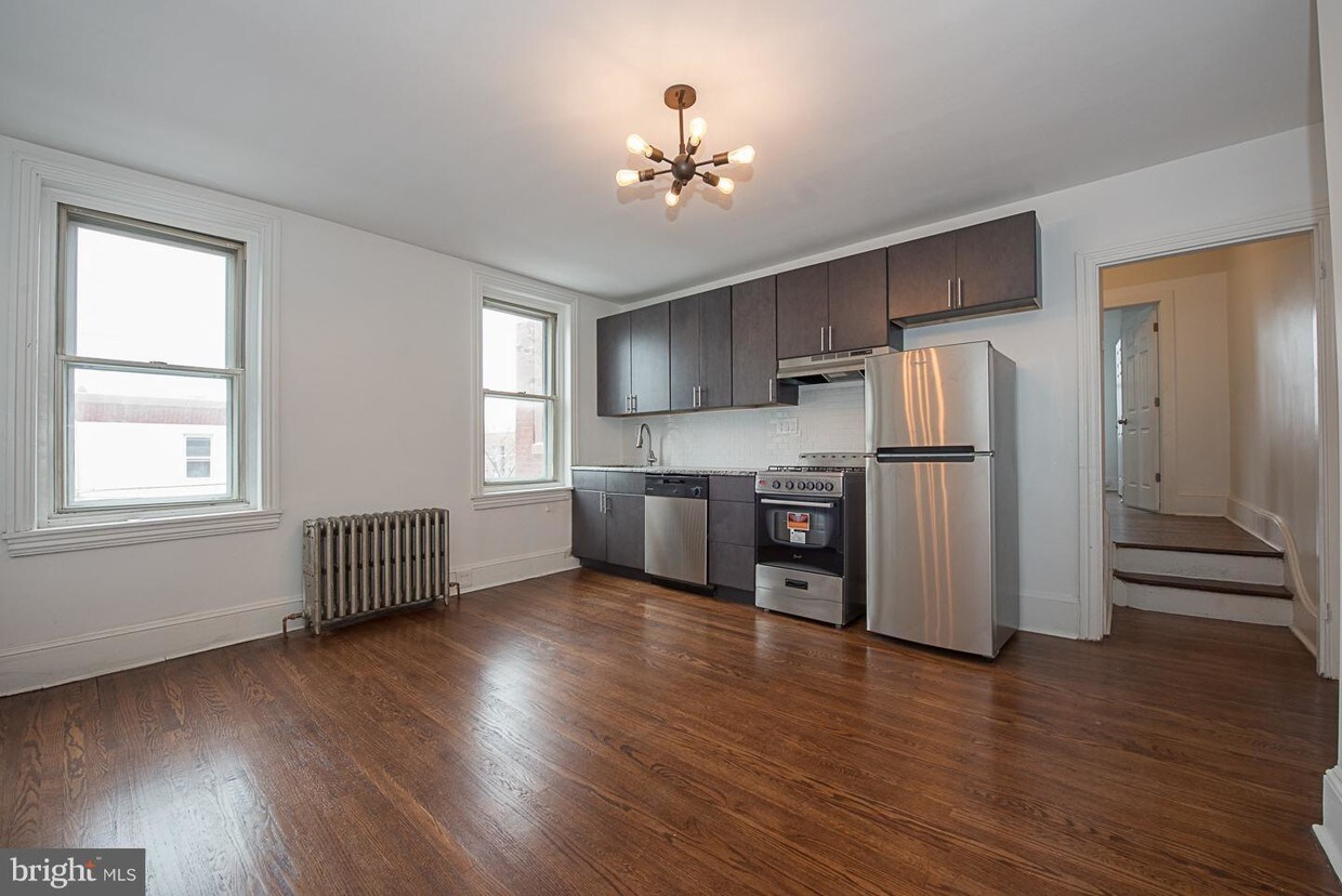 Primary Photo - 2327 E York St