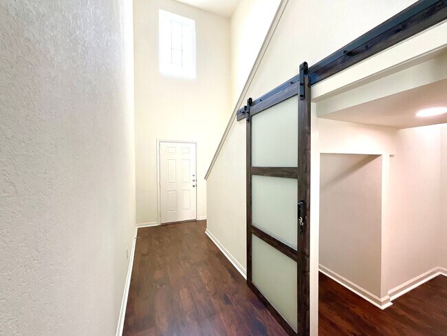 Foto del edificio - **APPLICATION RECEIVED** Move-In Ready 6-Bedroom with Fenced Yard and Amazing Amenities!