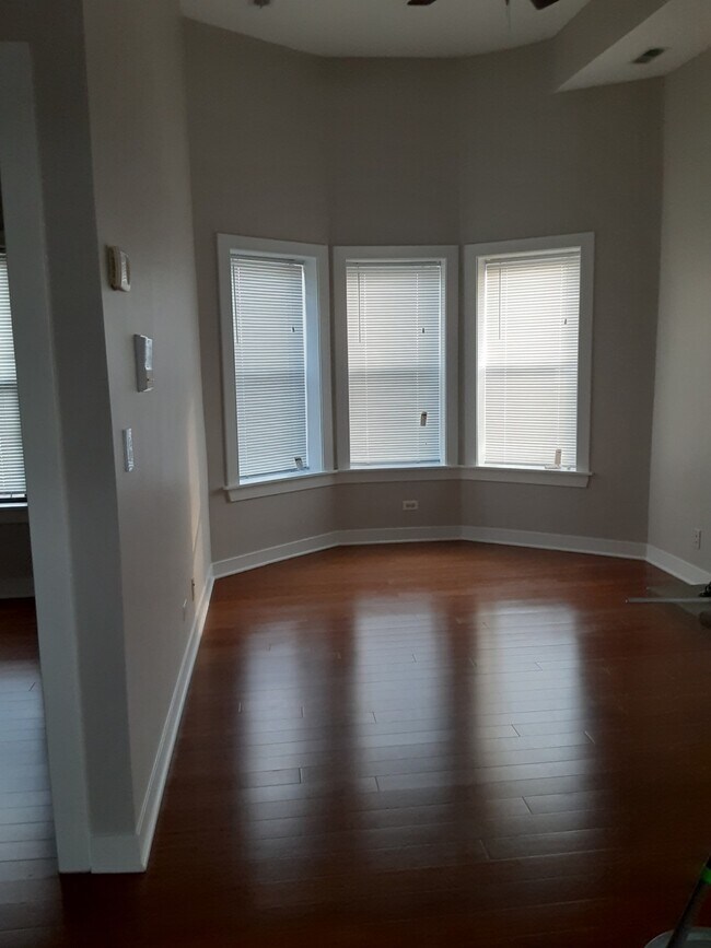 Foto del edificio - 2409 N Clybourn Ave