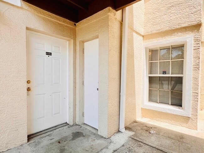 Foto del edificio - Completely Renovated 3 Bed 2 Bath Condo