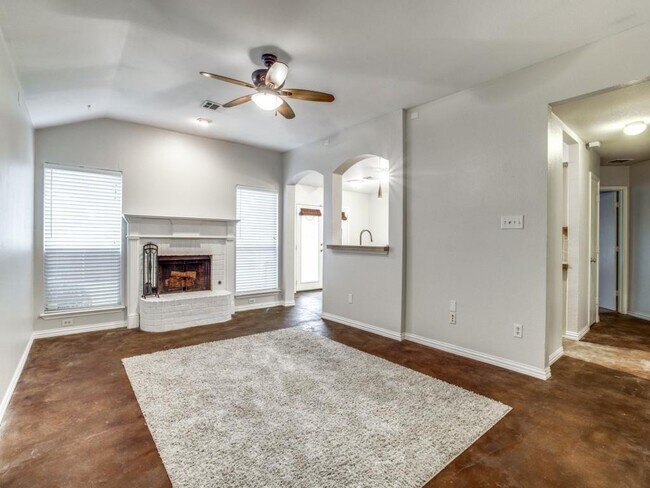 Building Photo - 2211 Lilac Cir