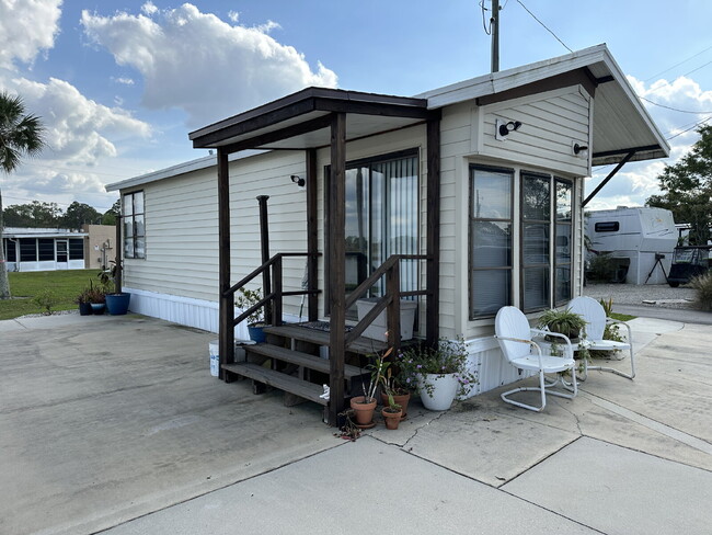 Foto del edificio - "Charming 1Bedroom Lake Front Mobile Home ...