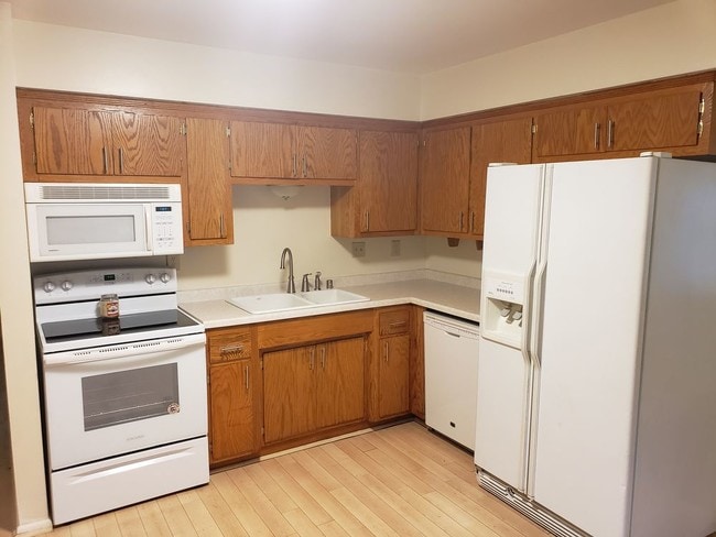 Building Photo - 5109 Maplewood Drive - 3 Bedroom Townhouse