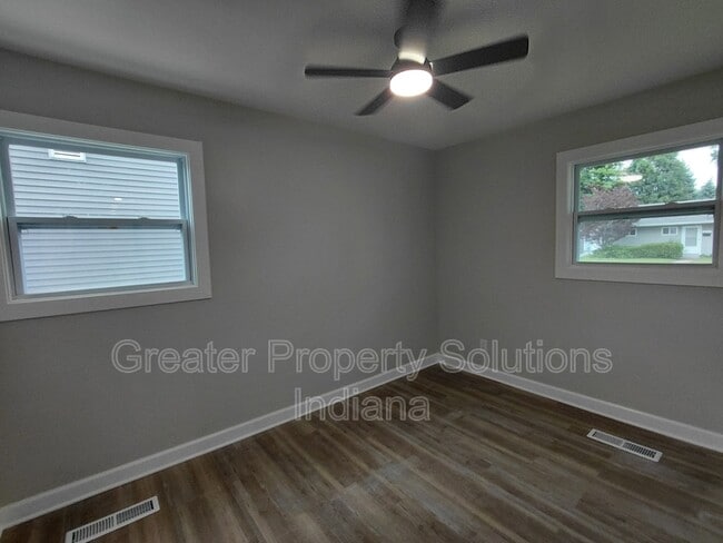 Building Photo - 8118 Robertson Pl