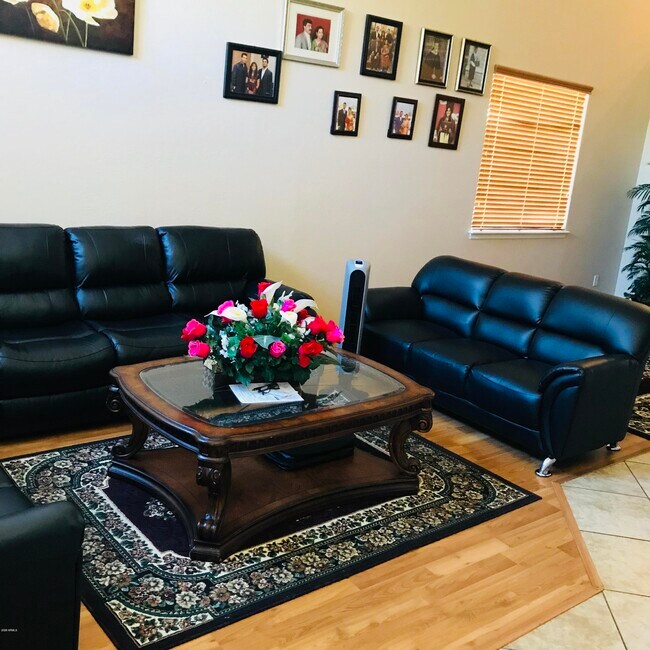 Foto del edificio - 8851 W Augusta Ave