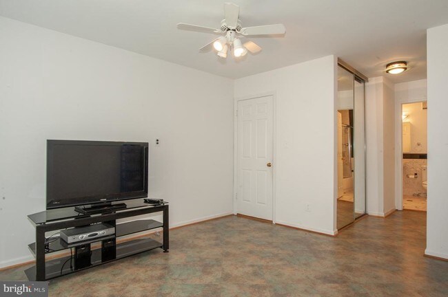 Building Photo - 4551 Interlachen Ct
