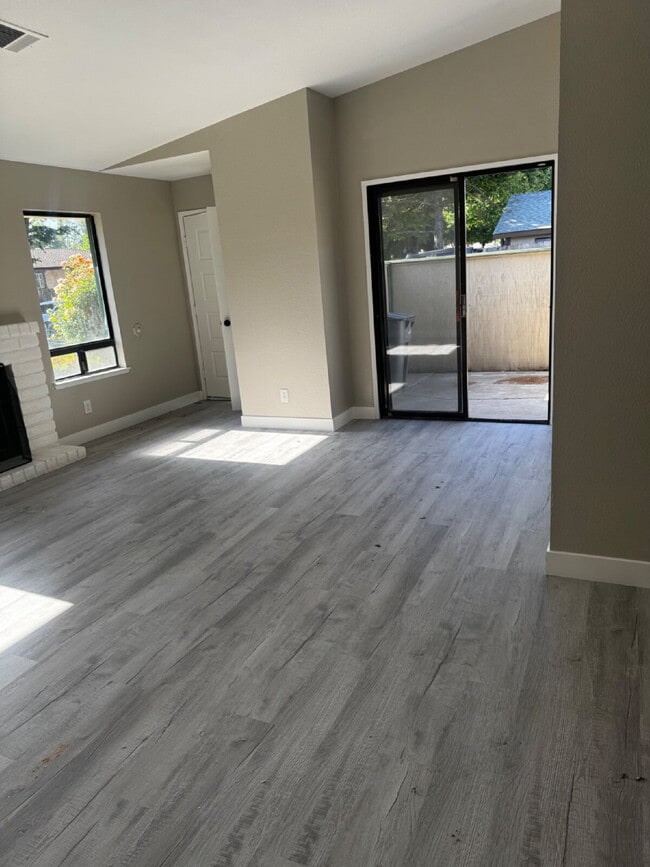 Foto del edificio - Newly Renovated 2-Bed, 2-Bath Condo at 3559 Guadalupe