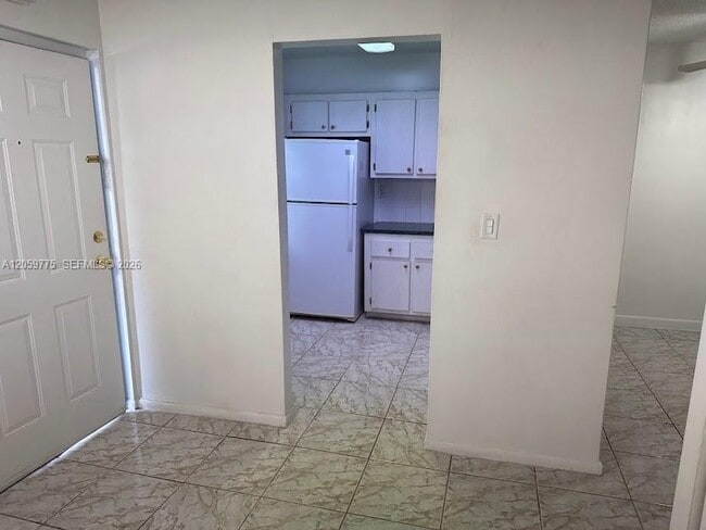 Building Photo - 9460 Fontainebleau Blvd