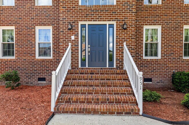 Foto del edificio - 951 Forest Lakes Cir