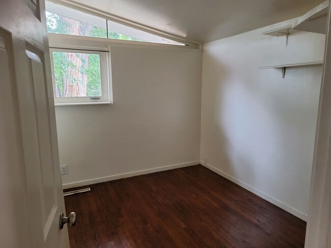 Building Photo - 3 bd | 1 ba | 1,037 sqft