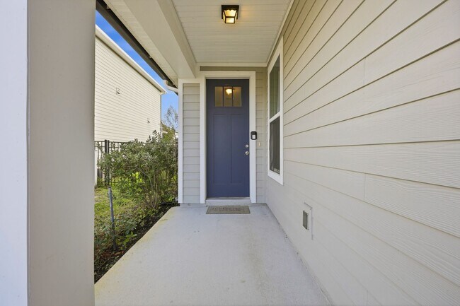 Building Photo - Beautiful 4 Bedroom, 2 Bathroom Home featuring a spacious open-concept layout designed for comfor...