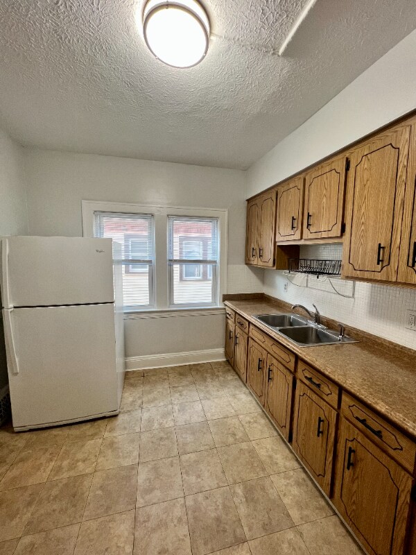 Building Photo - 2165 Chesterland Ave