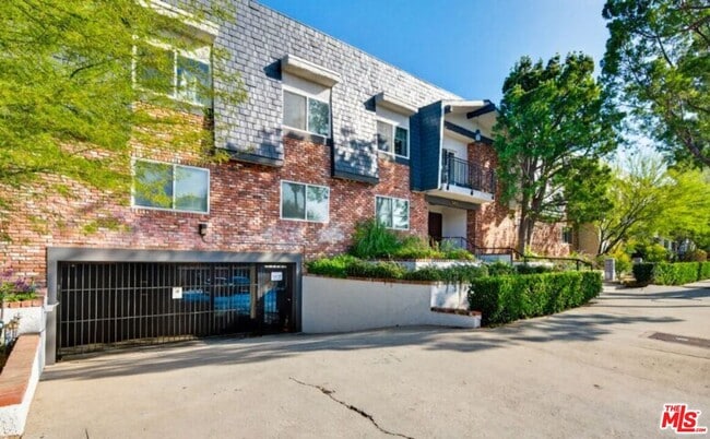 Building Photo - 5252 Coldwater Canyon Ave