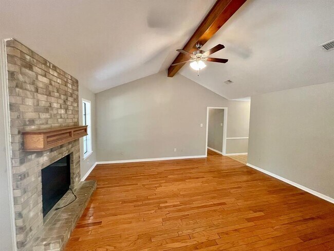 Building Photo - 3600 Ravenwood Dr