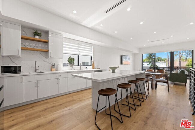 Foto del edificio - 5118 Laurel Canyon Blvd