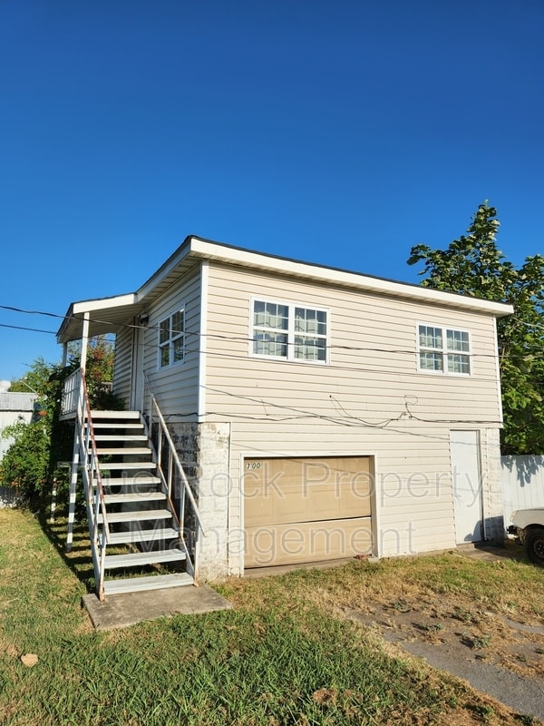 700 W 16th St