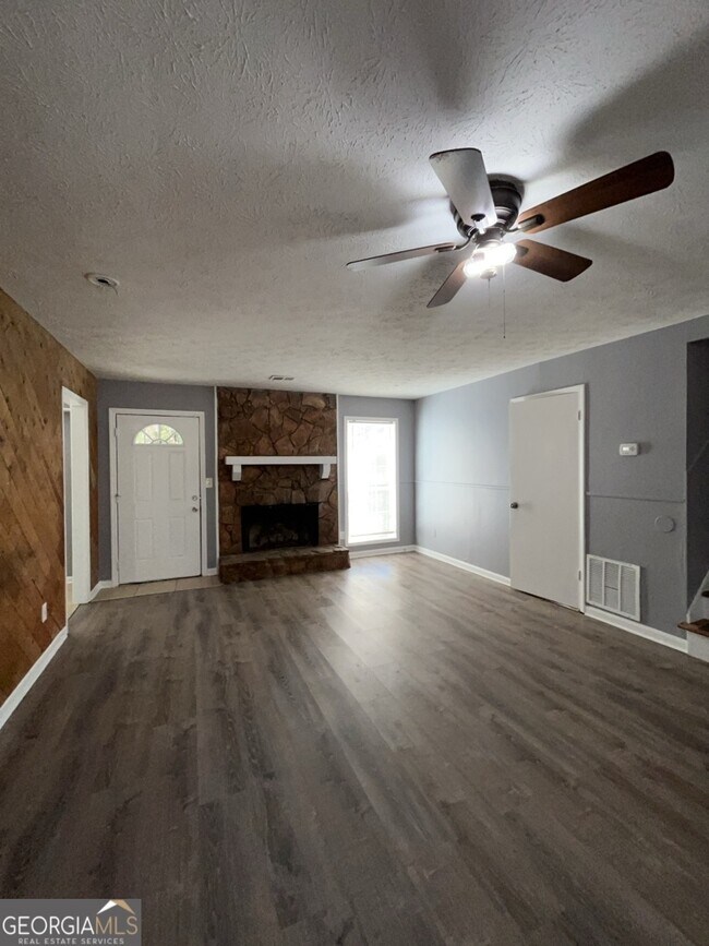 Foto del edificio - 1682 Charmeth Rd